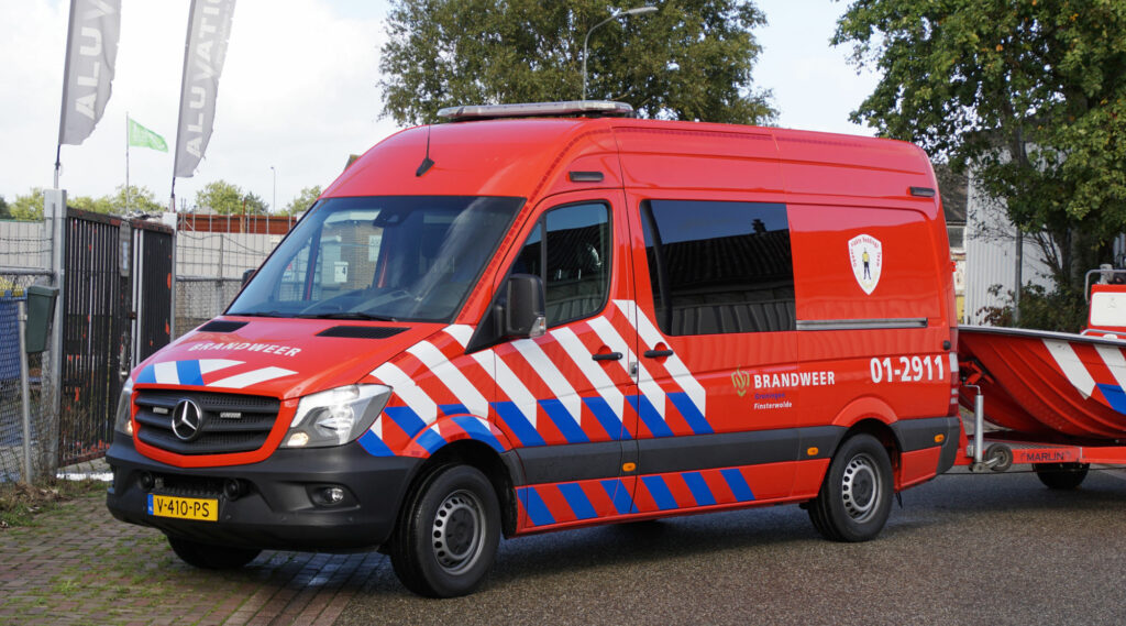 Een voertuig met boot van Brandweer Finsterwolde