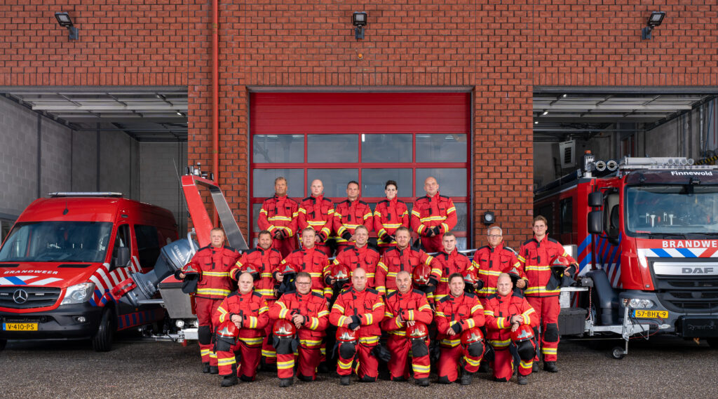 De ploeg van Brandweer Finsterwolde voor de kazerne