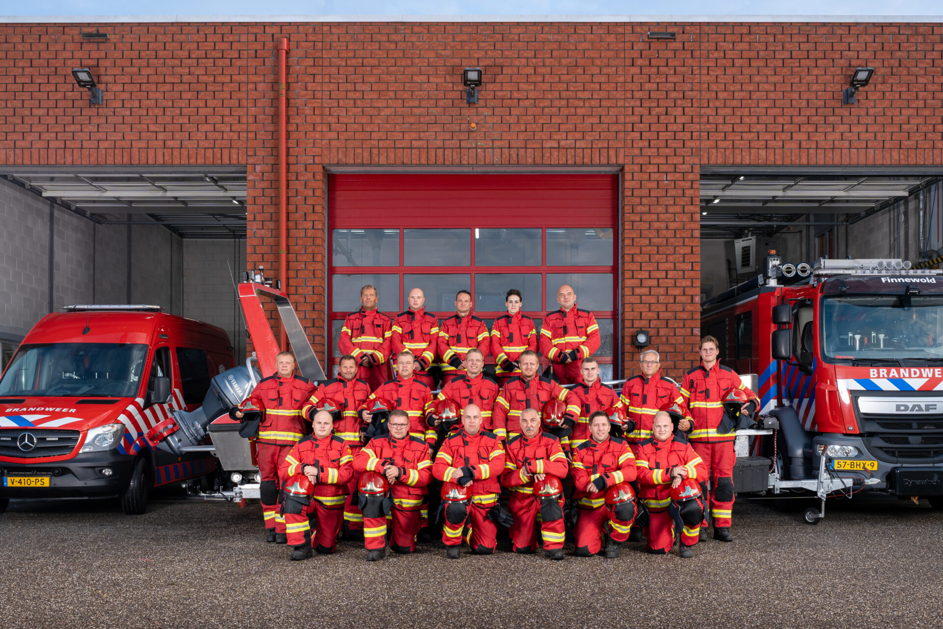 De ploeg van Brandweer Finsterwolde voor de kazerne