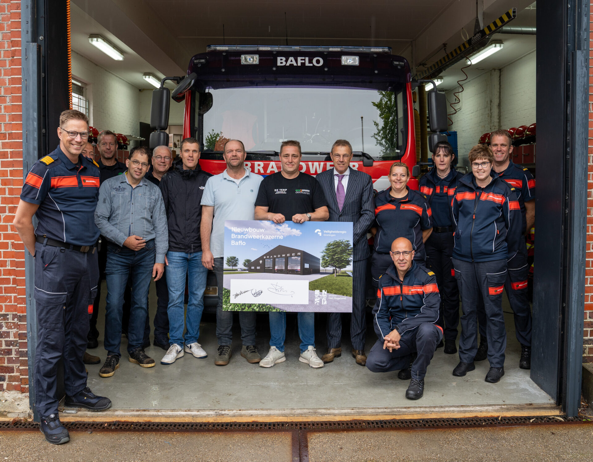 De werkgroep bijeen voor de huidige kazerne in Baflo