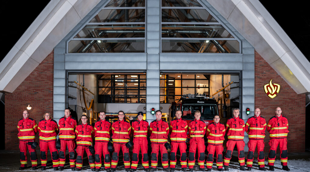 De ploeg van Brandweer Bierum voor de kazerne op een winterse avond