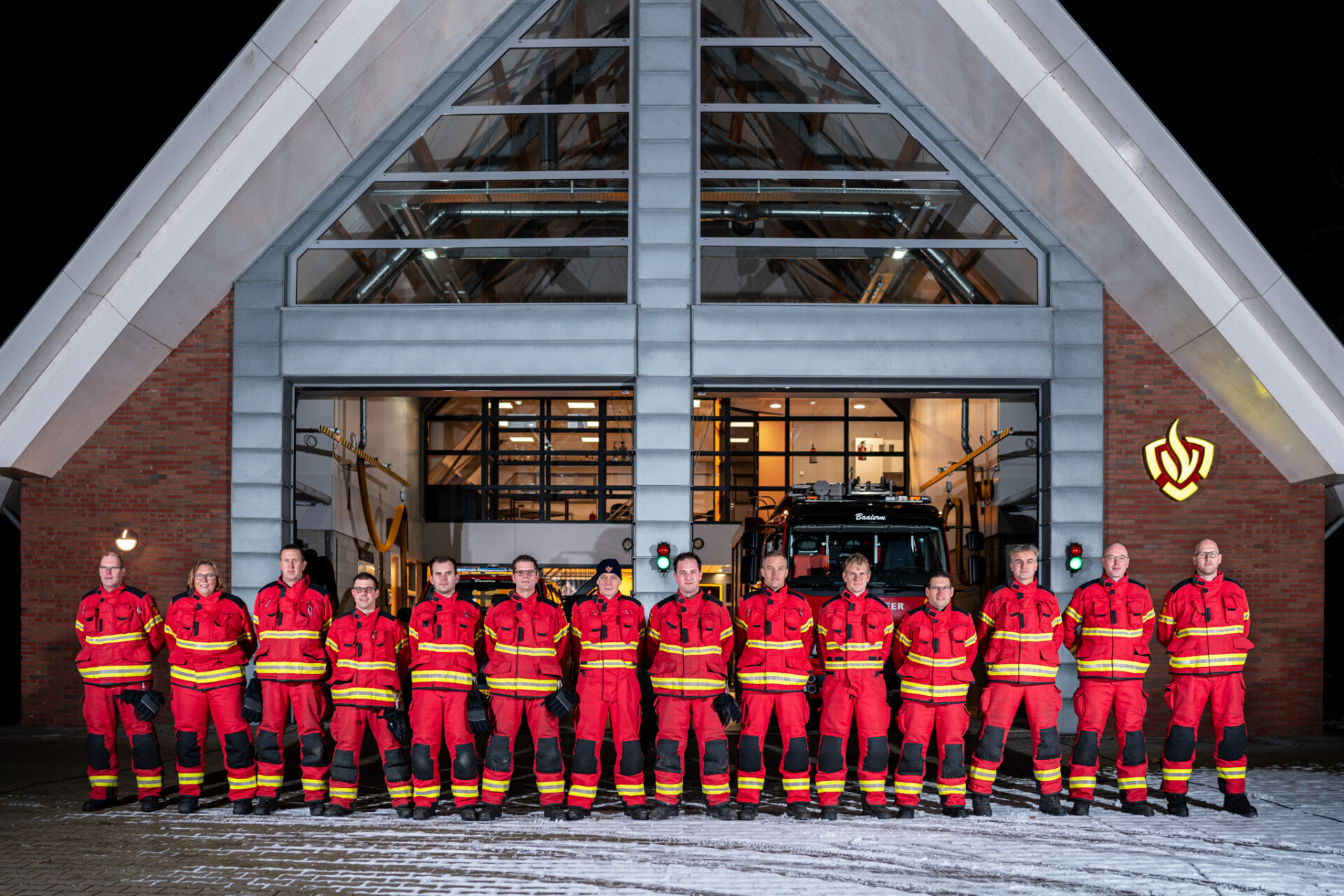 De ploeg van Brandweer Bierum voor de kazerne op een winterse avond