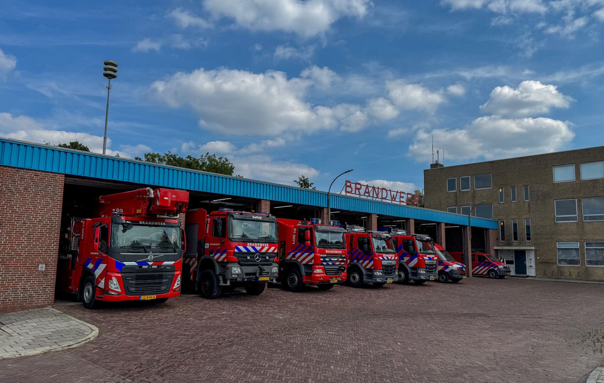 De brandweervoertuigen voor de kazerne in Delfzijl