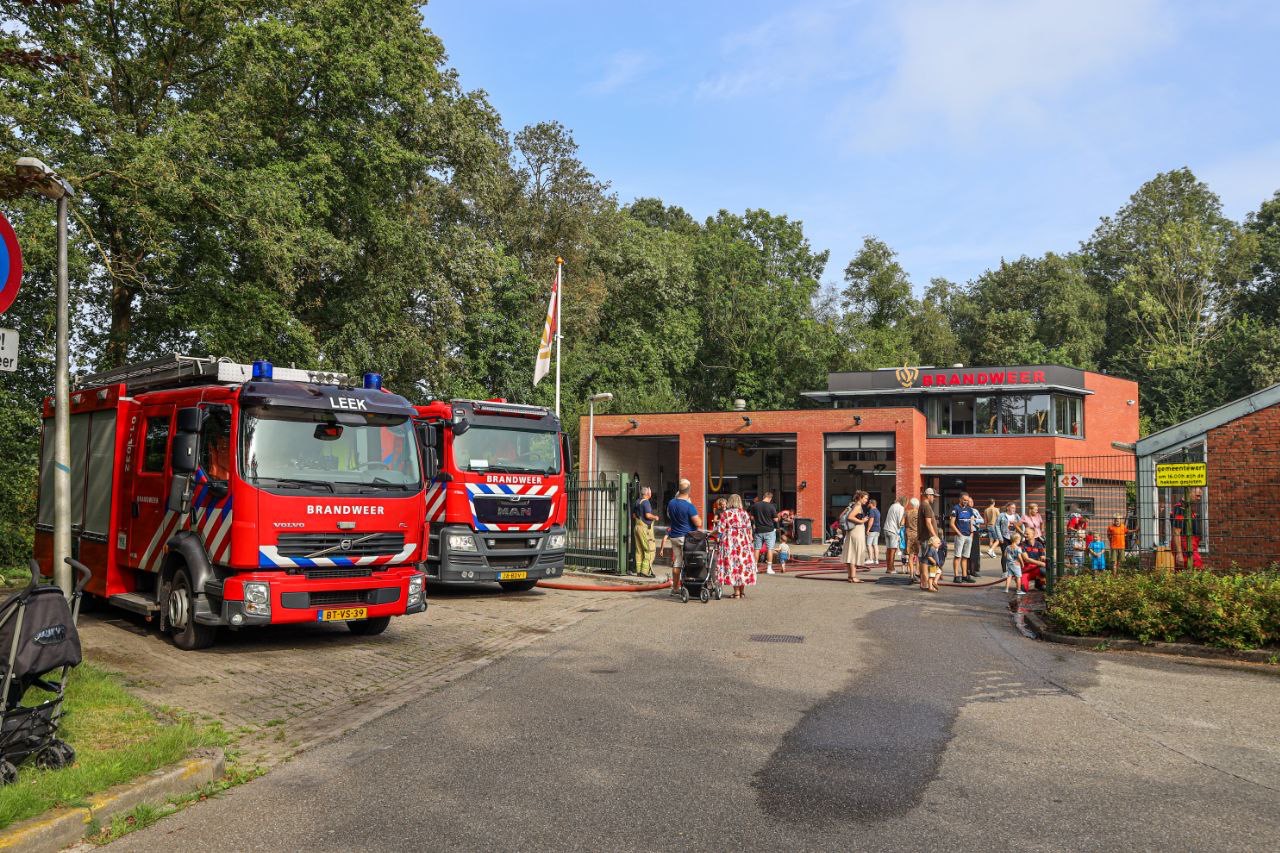 Bezoekers op de open dag van de brandweer in Leek in 2024